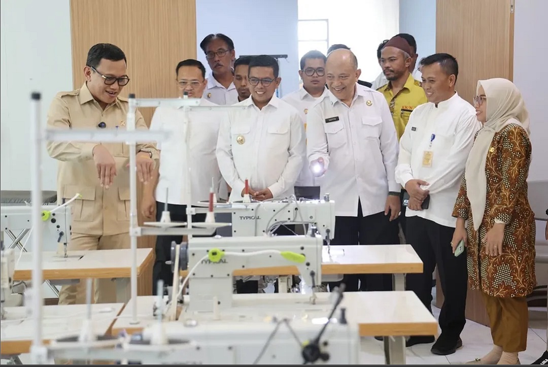 WhatsApp Image 2025-05-07 at 14.50.02 caption Gubernur Banten Andra Soni menerima kunjungan kerja Menteri Perlindungan Pekerja Migran Indonesia Abdul Kadir Karding di UPTD Latihan Kerja Indonesia (BLKI) Provinsi Banten di BSD, Serpong, Kota Tangerang Selatan, Jum'at, (02/05/2025).